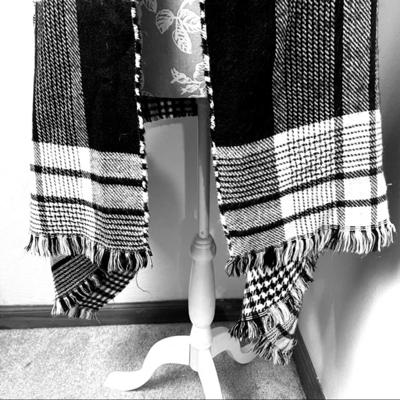 Express Large Plaid/Checkered Black & White Fringed Wrap/Scarf. - Picture 4 of 14